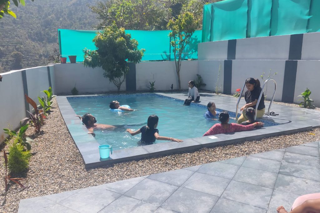 swimming-pool-himalaya-view-home-stay